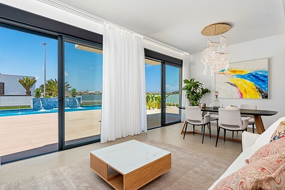 Lekker villa med takterrasse og privat basseng - 3 soverom, gangavstand til strand