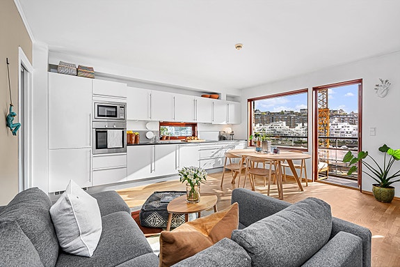 Velkommen til en stilig leilighet med naturlig dagslys inn fra flere sider. Hjørneleiligheten har en ypperlig plassering i bygget med utsikt mot Otra. Leiligheten på Tangen 42 er presentert av Ina Andersen for Eiendomsmegler Norge.