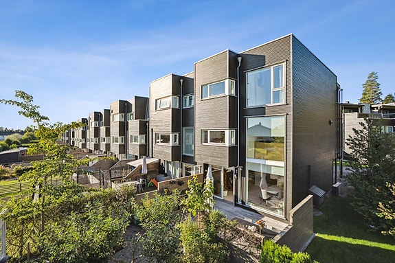 Velkommen til Grenseveien 80 - Stort og moderne enderekkehus med populær og barnevennlig beliggenhet.