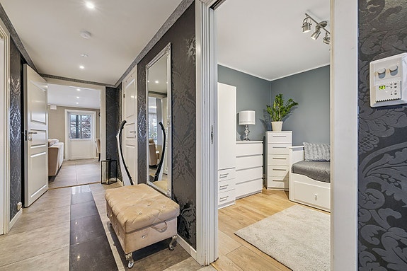 Lys og åpen entré som ønsk velkommen hjem.