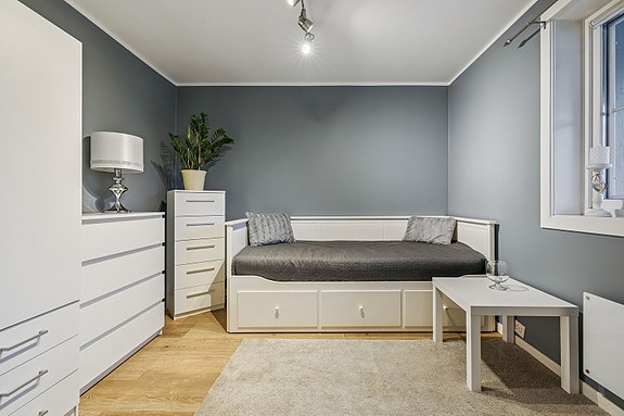 Praktisk og lyst soverom, perfekt som gjesterom, barnerom eller kontor.