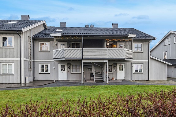 Flott inngangsparti med bakkeplan-inngang som ønsker deg velkommen hjem.