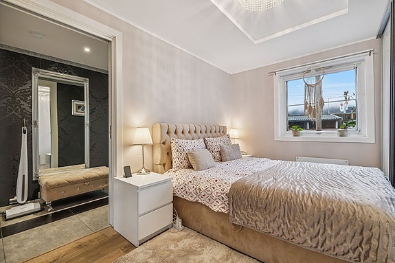 Stort soverom med plass til dobbeltseng.