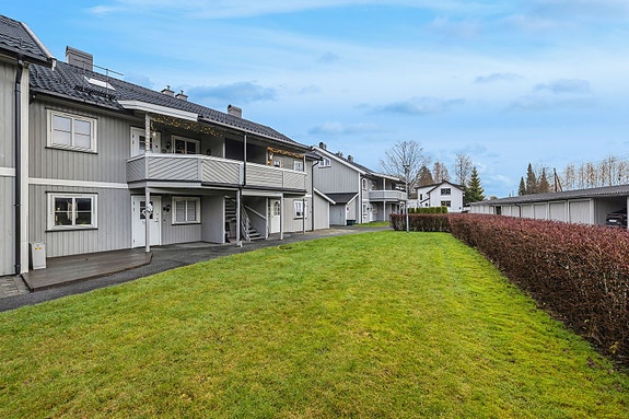 Kort vei til dagligvarebutikk, kjøpesenter og kollektivtransport.