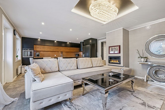 Åpen løsning mot kjøkken gir romslig og sosial sone.