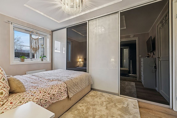 Romslig hovedsoverom med gode garderobeløsninger.