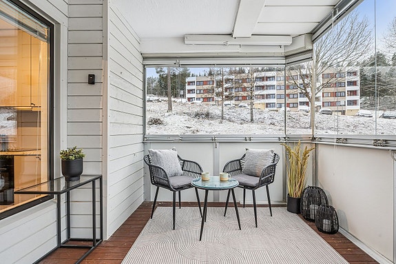 Balkong med god plass til sittegruppe og planter - et hyggelig uteområde.