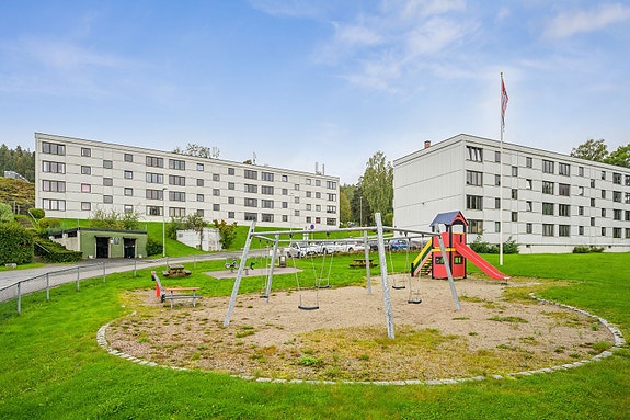 Utearealene er pent opparbeidet med grøntområder, sittegrupper og lekeplass - et trivelig og barnevennlig fellesområde som egner seg godt for hyggelige stunder med familie og venner.