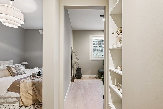 Hovedsoverommet med helt nytt, moderne Walk-in Closet.