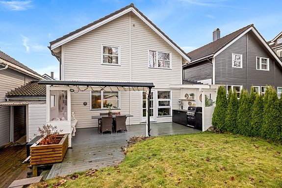 Velkommen til Piggsoppveien 54 - Her finner du en enebolig over 2 plan med bl.a. 4 soverom, 2 bad. stue, kjøkken, carport, solrike uteplasser og carport