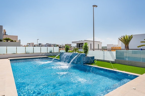 Lekker villa med takterrasse og privat basseng - 3 soverom, gangavstand til strand