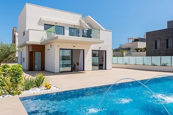 Lekker villa med takterrasse og privat basseng - 3 soverom, gangavstand til strand