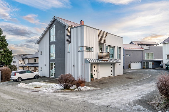 Proaktiv Eiendomsmegling ved Eirik Døsen har gleden av å presentere Nina Griegs veg 10A! En arkitekttegnet og funkisinspirert enebolig på Bromstad.