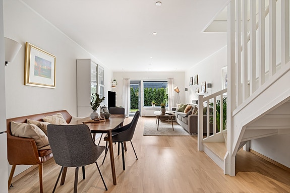 Velkommen til Skogblomstveien 25, presentert av Daniel Andersson i Nordvik Bolig! Pent rekkehus over 2 plan med carport, skjermet hage og gode solforhold. Foto: Stefan Borup