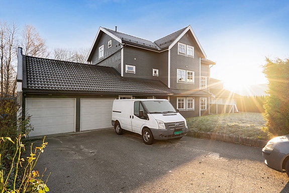 Parkering i garasje samt innkjørsel.