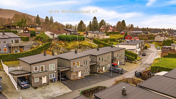 Velkommen til Øvre Hordvikneset 67 - Selveiende rekkehus i et populært og barnevennlig område.