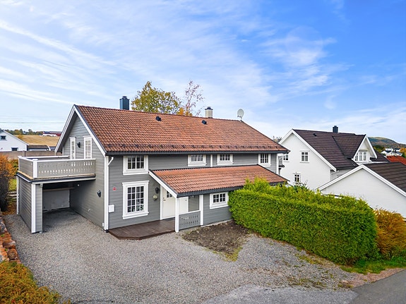 Lys og innbydende halvpart av vertikaldelt tomannsbolig med 2 etasjer. Foto: Ole Thorgeir Solheim Thoresen
