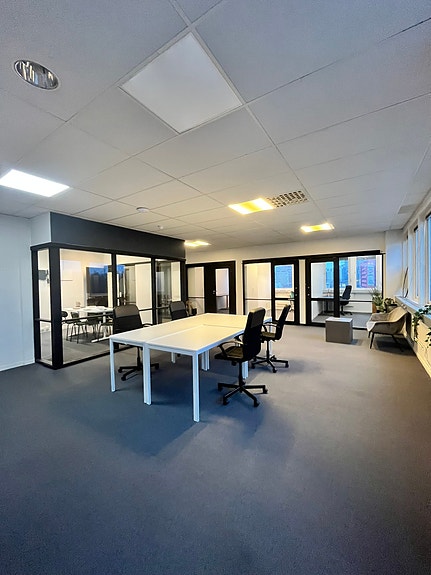 102 kvm med åpent landskap, tre små cellekontor, ett stort og ett møterom