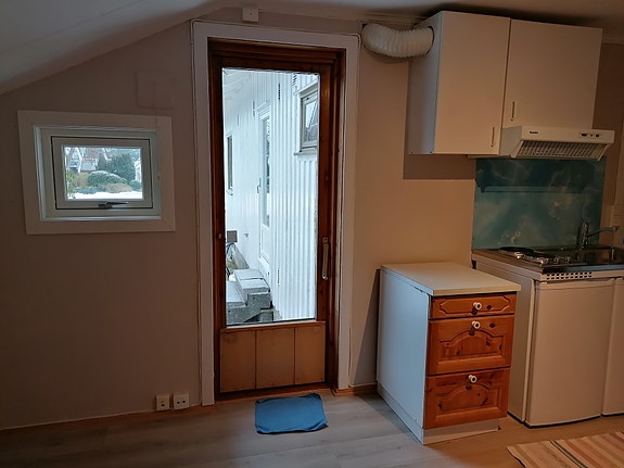 Verandadør ved siden av kjøkkenskapene