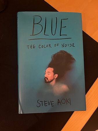 Bok signert av Steve Aoki