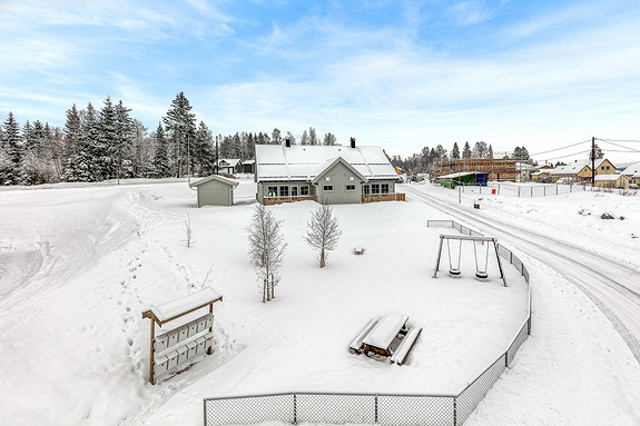 Friområde med lekeplass nedenfor boligen.