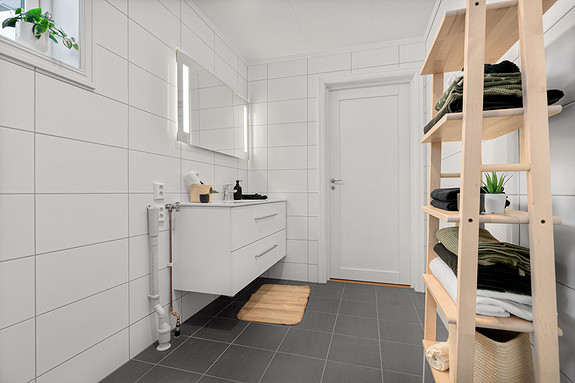 Badet er klargjort med tilkobling til vaskemaskin.