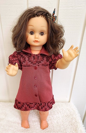 Vintage/retro: Koselig gammel dukkekjole i syntetisk stoff.