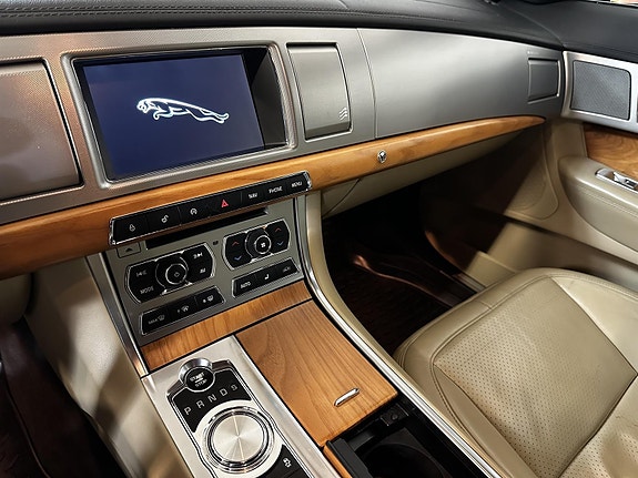 Jaguar XF 16 of 20