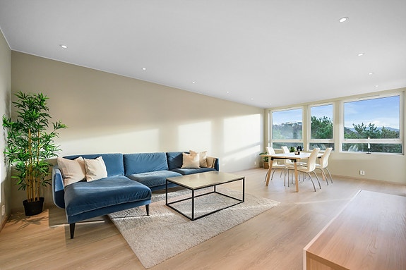 Aktiv Eiendomsmegling v/ Kim-André Arnesen presenterer Myrdalskogen 49. En nyoppusset topp- og hjørneleilighet i populære Myrdal Borettslag.