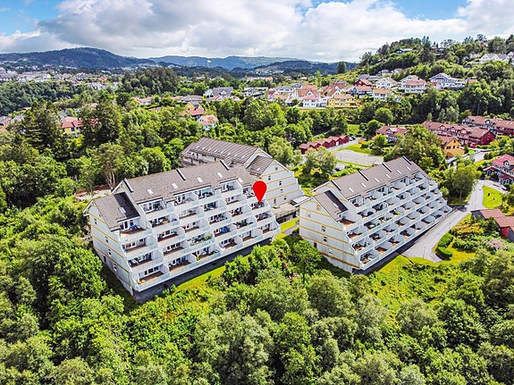 Borettslaget ligger på et høydedrag, nederst Saksarlia. Fine grøntarealer i området.