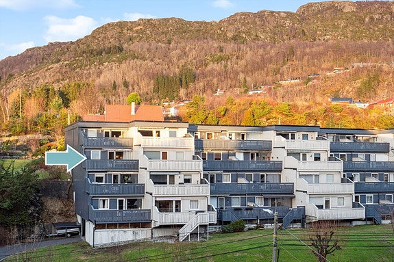 Ligger høyt og fritt med fast garasjeplass i kjeller.