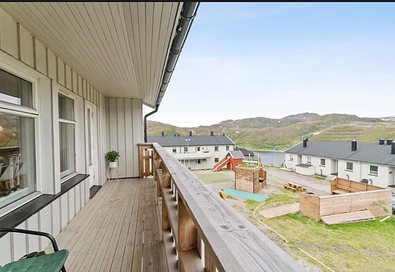 Velkommen til Høyden 24D -
Balkong med morgen og formiddagssol