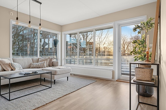 Lys og moderne leilighet med hybelløsning rett ved elvebredden til Akerselva. Nytt kjøkken og ny parkett. Nymalt. Flytt rett inn.