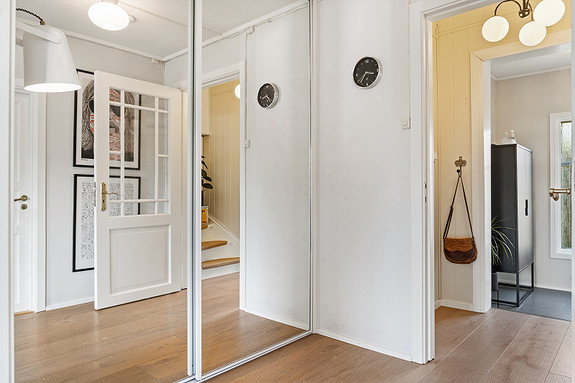 Skyvdørsgarderobe med speil. Her er det god plass til oppbevaring av yttertøy.