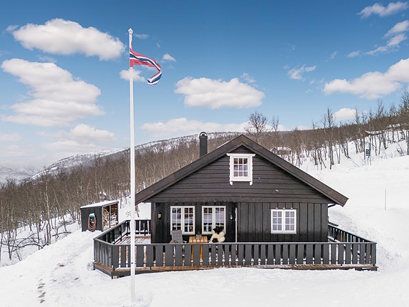Lokal Eiendomsmegler MNEF/Partner/Økonom Ådne Holestøl Hognerud har gleden av å presentere Nonsstølbakken 86