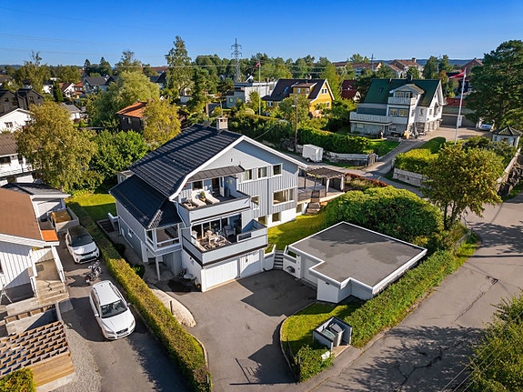 Mylskerudveien 32 er en innholdsrik halvpart av vertikaldelt tomannsbolig over tre plan.