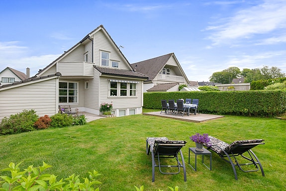 EiendomsMegler1 v/Sjur Svihus presenterer denne innholdsrike, påbygde og oppgarderte eneboligen.