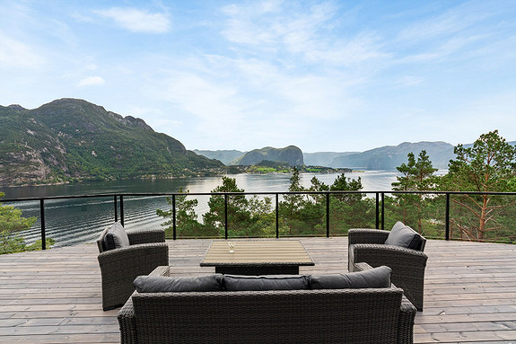 Velkommen til Lysefjorden Panorama og disse fantastiske hyttetomtene! (Bilde fra en av hyttene oppført på feltet).