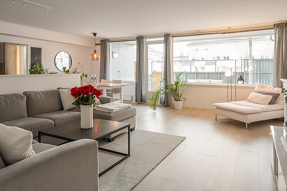 Velkommen til Nedre Flatåsveg 5 C - en innholdsrik 3-romsleilighet på 85 m², med flott vestvendt beliggenhet i praktisk 1. etasje.