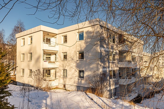 Velkommen til Landingsveien 11! En lys og hyggelig 3-roms topp- og endeleilighet med solrik sydvendt balkong.