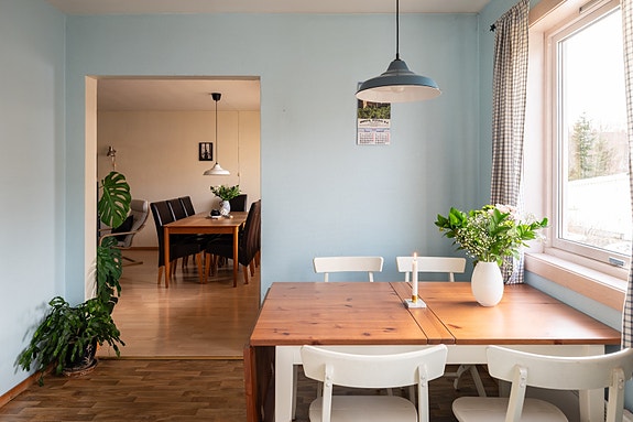 Romslig og innholdsrik leilighet på 84m² BRA-i. 3 soverom. Vestvendt balkong på 8m². Vaskerom. 3 boder.