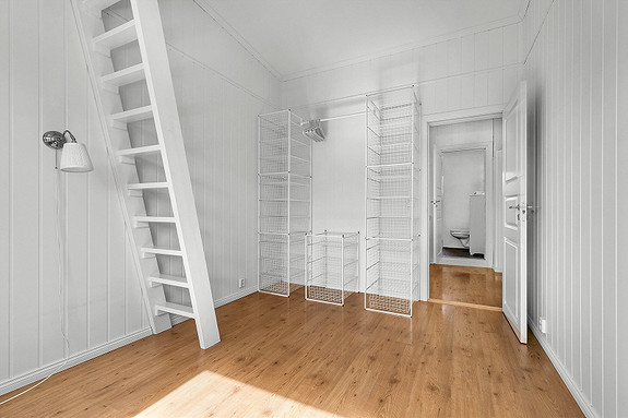 God plass for seng og garderobeløsninger, samt hems med ytterligere plass.