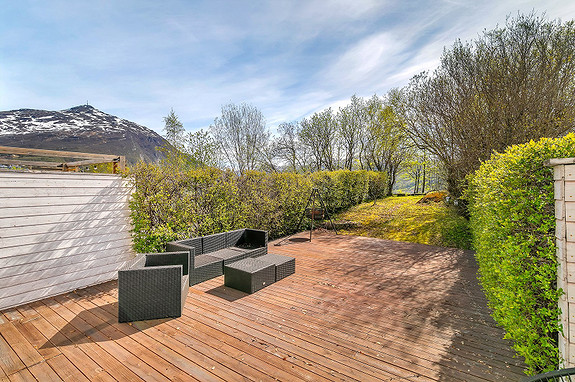 Terrassen gir direkte adkomst til hagen.