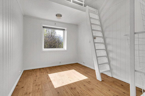 Boligen har 3 soverom i 2.etasje.
