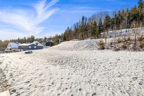 Kort vei til marka med gode turmuligheter sommer som vinter.