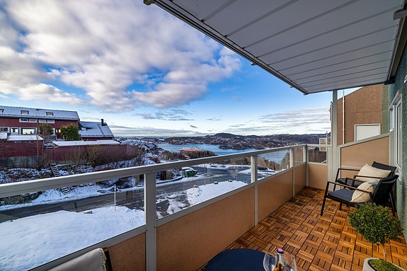 Velkommen til Olsvikmarken 24: På egen balkong kan solen nytes fra tidlig på dag til sent på kveld sommerstid - Nydelig utsikt