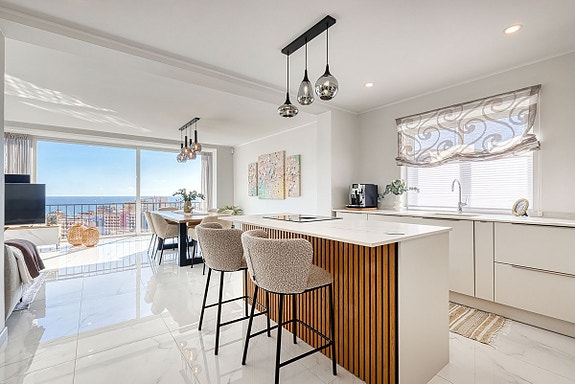 Fantastisk villa med panoramautsikt! Privat basseng | Renovert | Perfekt beliggenhet nær stranden!