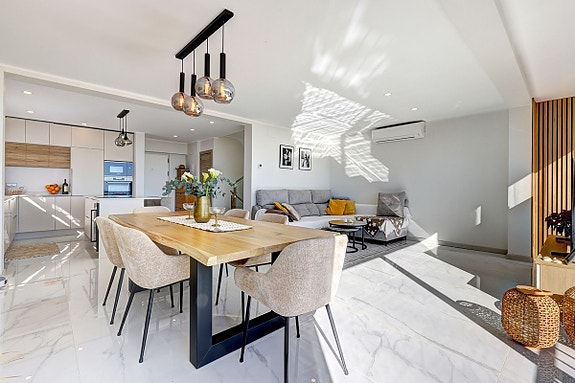 Fantastisk villa med panoramautsikt! Privat basseng | Renovert | Perfekt beliggenhet nær stranden!