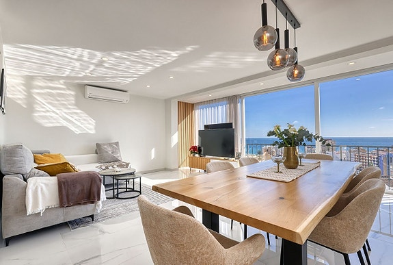 Fantastisk villa med panoramautsikt! Privat basseng | Renovert | Perfekt beliggenhet nær stranden!