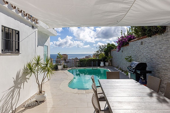 Fantastisk villa med panoramautsikt! Privat basseng | Renovert | Perfekt beliggenhet nær stranden!